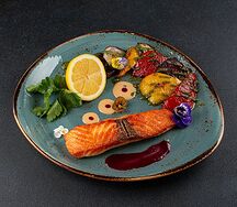 Стейк из семги с овощами