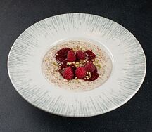 Каша овсяная с малиной