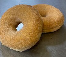 Пончик-донат с начинкой яблоко-корица и посыпкой из сахара