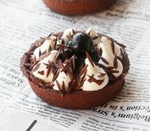 Тарталетка шоколадная с вишней