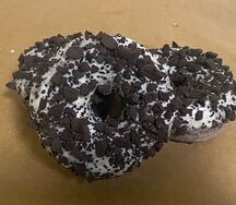 Донат с ванильной начинкой и кусочками печенья