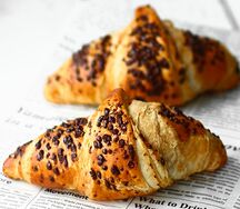 Круассан с шоколадной начинкой