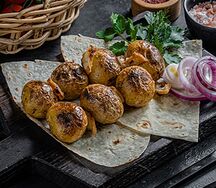 Шашлык из молодого картофеля с курдюком на мангале