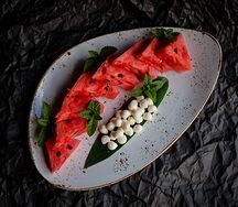 Арбуз с сыром моцарелла