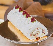 Меренговый рулет с малиной и фисташками
