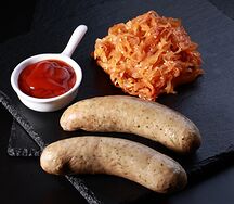 Мюнхенские колбаски с жареной капустой в немецком стиле и соусом на выбор