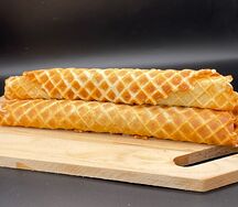 Вафельная трубочка с вареной сгущенкой