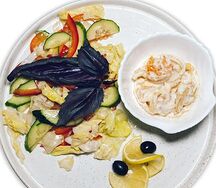 Теплый салат с морепродуктами