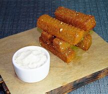 Чесночные гренки с соусом блю чиз