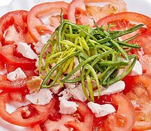 Салат кэйнику томато - помидор, курица, спайс соус, лук порей