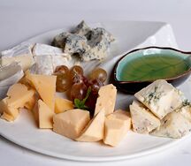 Сырная тарелка с медом и грецким орехом