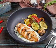 Стейк из куриной грудки с овощами