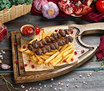 Шашлык из куриных сердечек с картофелем фри