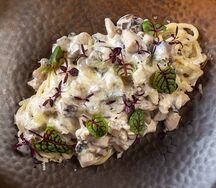 Спагетти с курицей и грибами