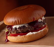 Бургер с вишней и моцареллой