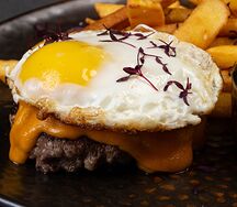 Бифштекс из мраморной говядины с картофелем фри