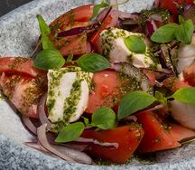 Салат с моцареллой и свежими томатами