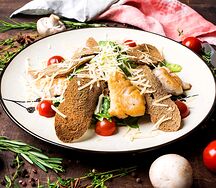 Салат Цезарь с куриной грудкой гриль
