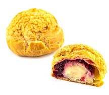 Булочка с кремом и брусникой