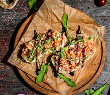 Брускетта с лососем и огурцом