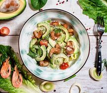 Салат с креветками и авокадо