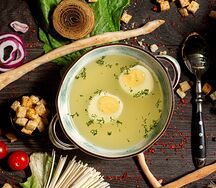 Куриный бульон с яйцом