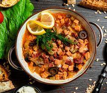 Солянка с мясными копченостями