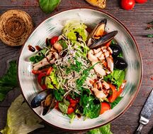 Салат с морепродуктами и рукколой с фри фунчозой