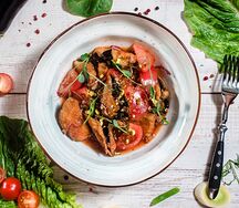 Салат с хрустящими баклажанами и томатами