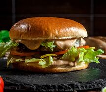 Бургер с мраморной говядиной и вишневым соусом