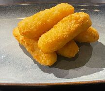 Сырные палочки с соусом брусничный чили