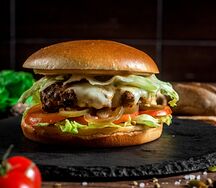 Бургер с мраморной говядиной и острым соусом