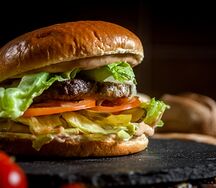 Бургер с мраморной говядиной и фирменным соусом