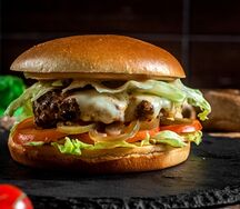 Бургер с мраморной говядиной и соусом гриль