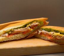 Сэндвич с запеченным филе курицы
