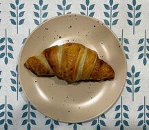 Круассан с малиновой начинкой