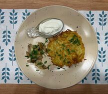 Драники с грибами и сметаной