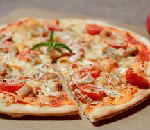 Пицца с курицей