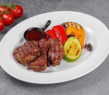 Медальоны из говядины с овощами и соусом демиглас