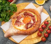 Хачапури по-аджарски с беконом