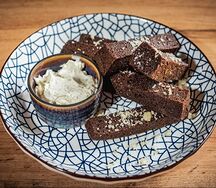 Гренки с соусом дорблю
