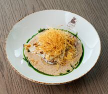 Кальмары на гриле с ореховым соусом и хрустящим картофелем