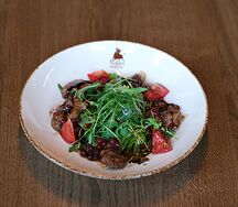 Теплый салат с куриной печенью и моченой брусникой