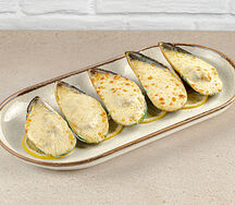 Мидии запеченные в сливочном соусе под моцареллой