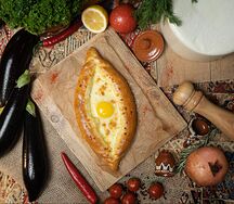 Хачапури с беконом и сыром