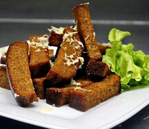 Сухарики с сырно-чесночным соусом