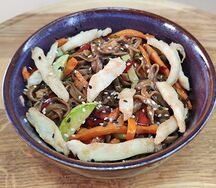 Соба с курицей и беконом