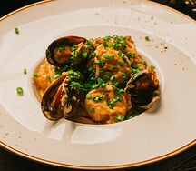 Паста с морепродуктами в соусе Том ям