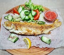 Форель на мангале с миксом овощей и сальсой