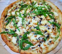 Пицца с белыми грибами и шампиньонами